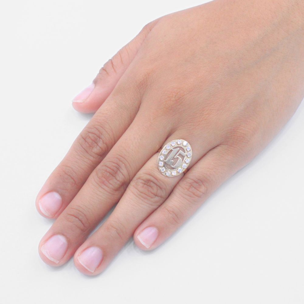 Anillo XV Años de Oro 14k Con Diseño Oval Incrustdo de Zirconias mod. 9550