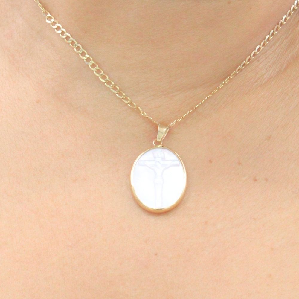 Medalla de Oro 14k Madre Perla con Crucifijo en Relieve mod. 9541