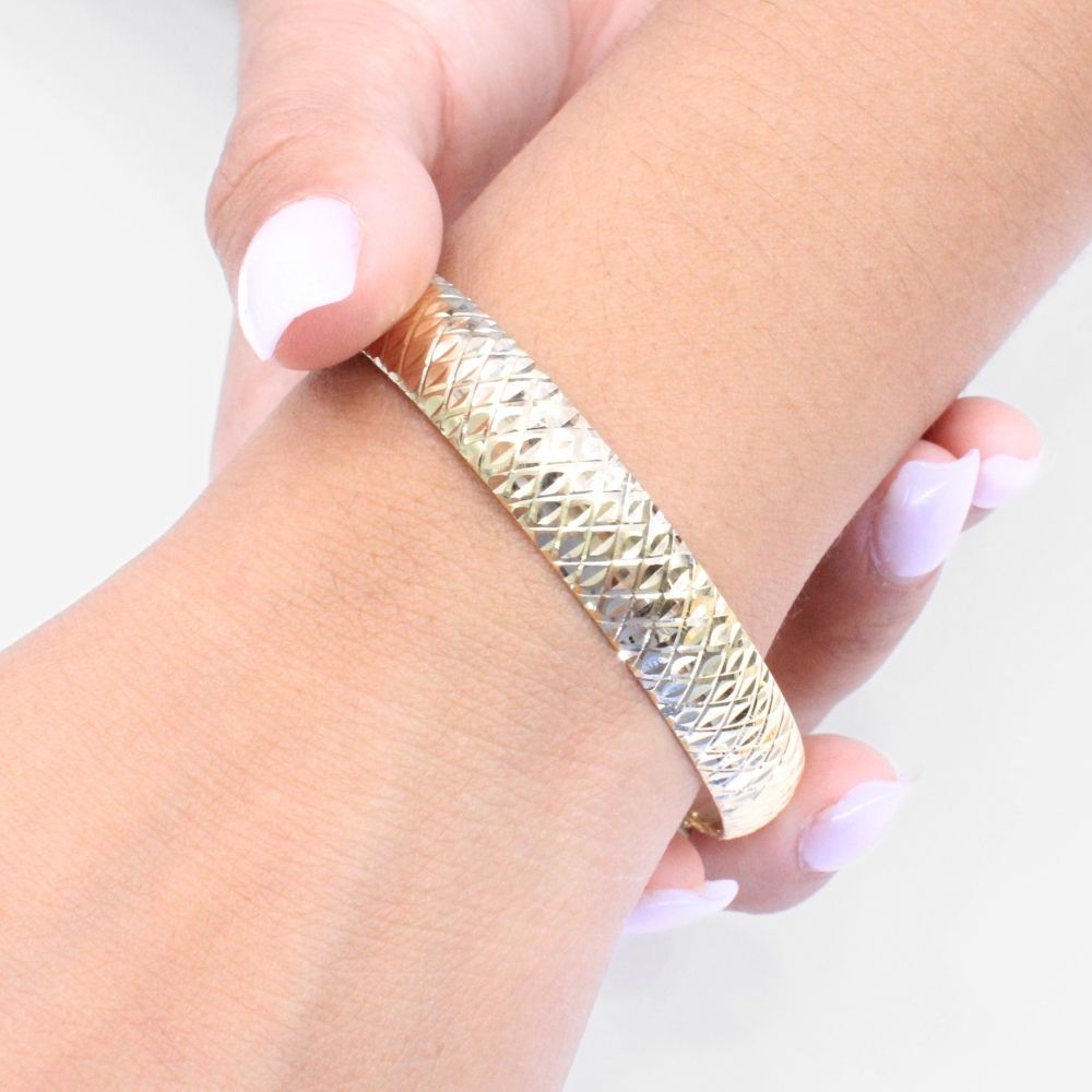 Aro de Oro 14k Hueco con Diseño Diamantado Cruzado mod. 8987