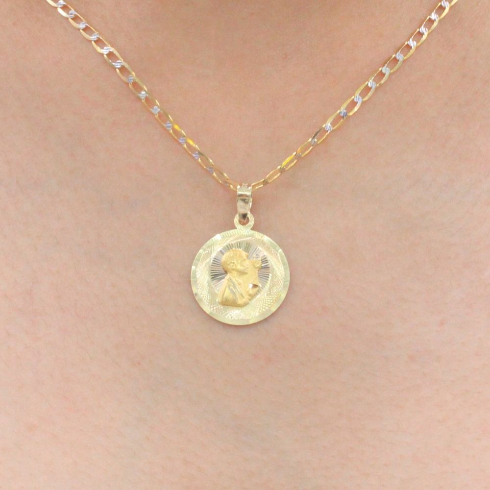 Medalla de Oro 14k para Primera Comunión con Niño Recibiendo la Hostia y Fondo Texturizado mod. 9896