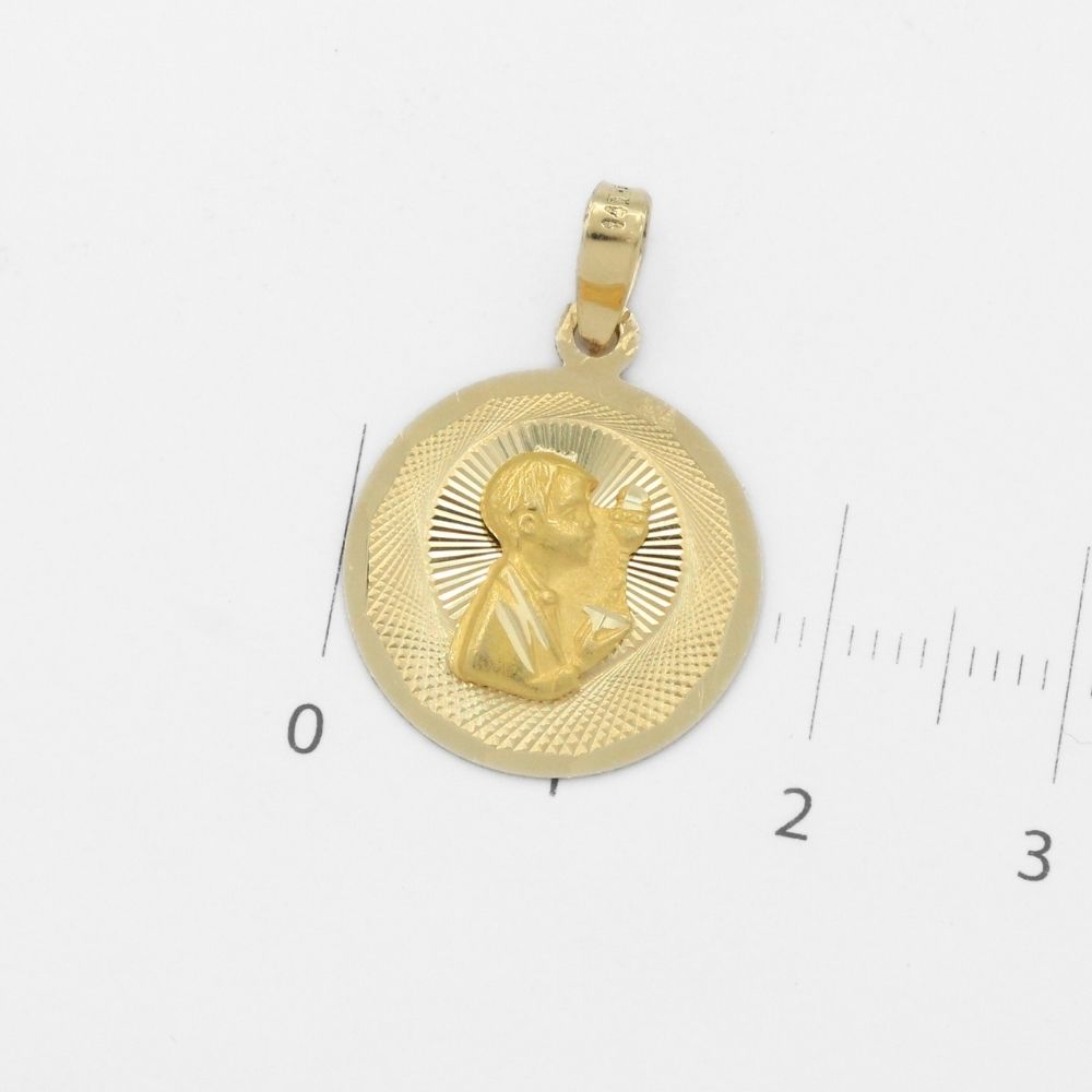Medalla de Oro 14k para Primera Comunión con Niño Recibiendo la Hostia y Fondo Texturizado mod. 9896