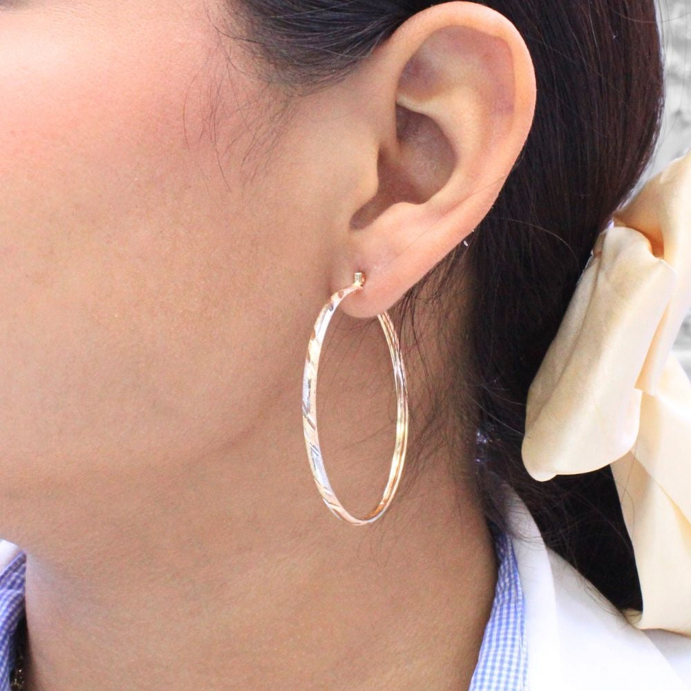 Arracada de Oro 14k Florentino con Diseño Diagonal de Diamantado sobre Tono Mate mod. 9140