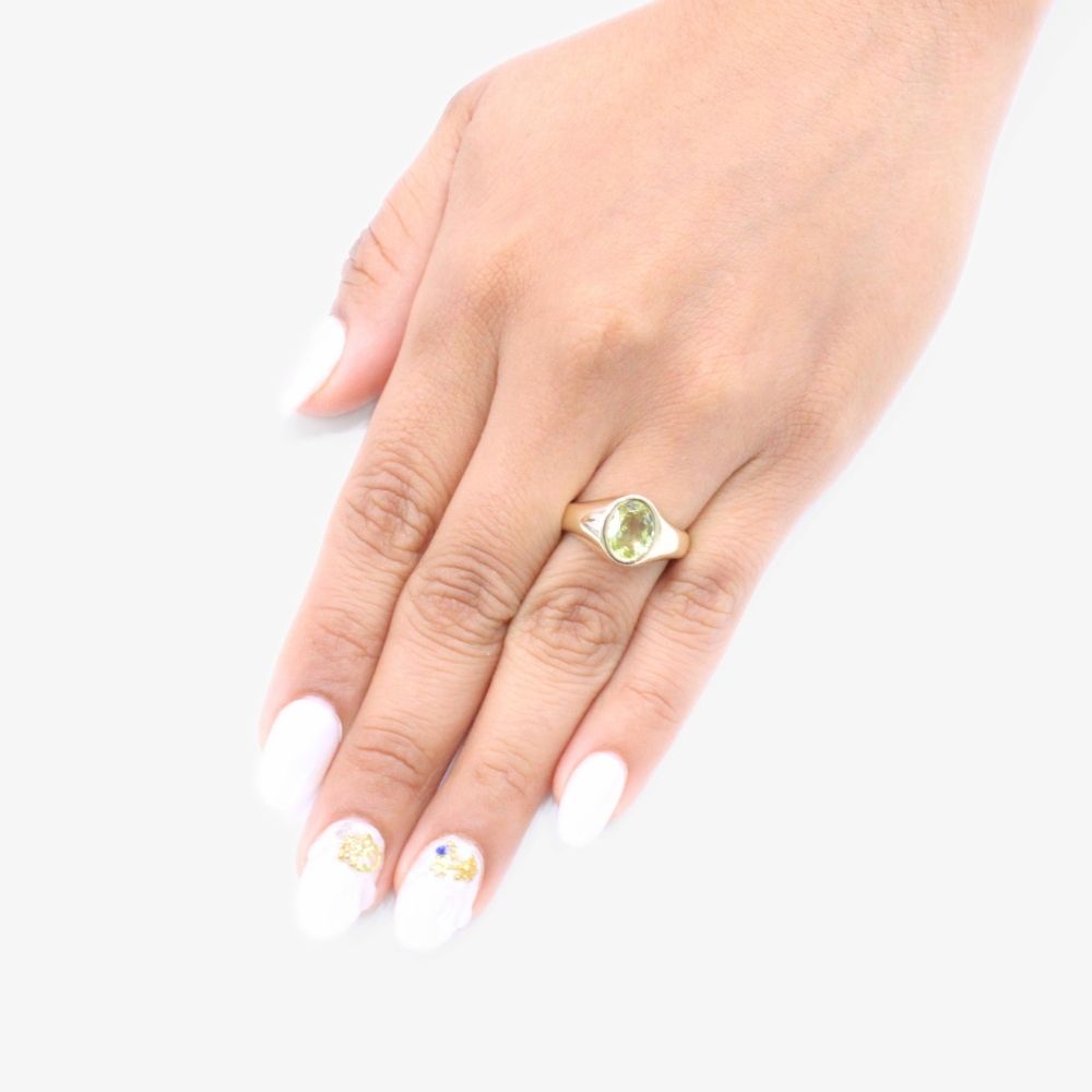 Anillo de Oro 14k de Diseño Oval con Incrustación de Peridoto  mod. 9293