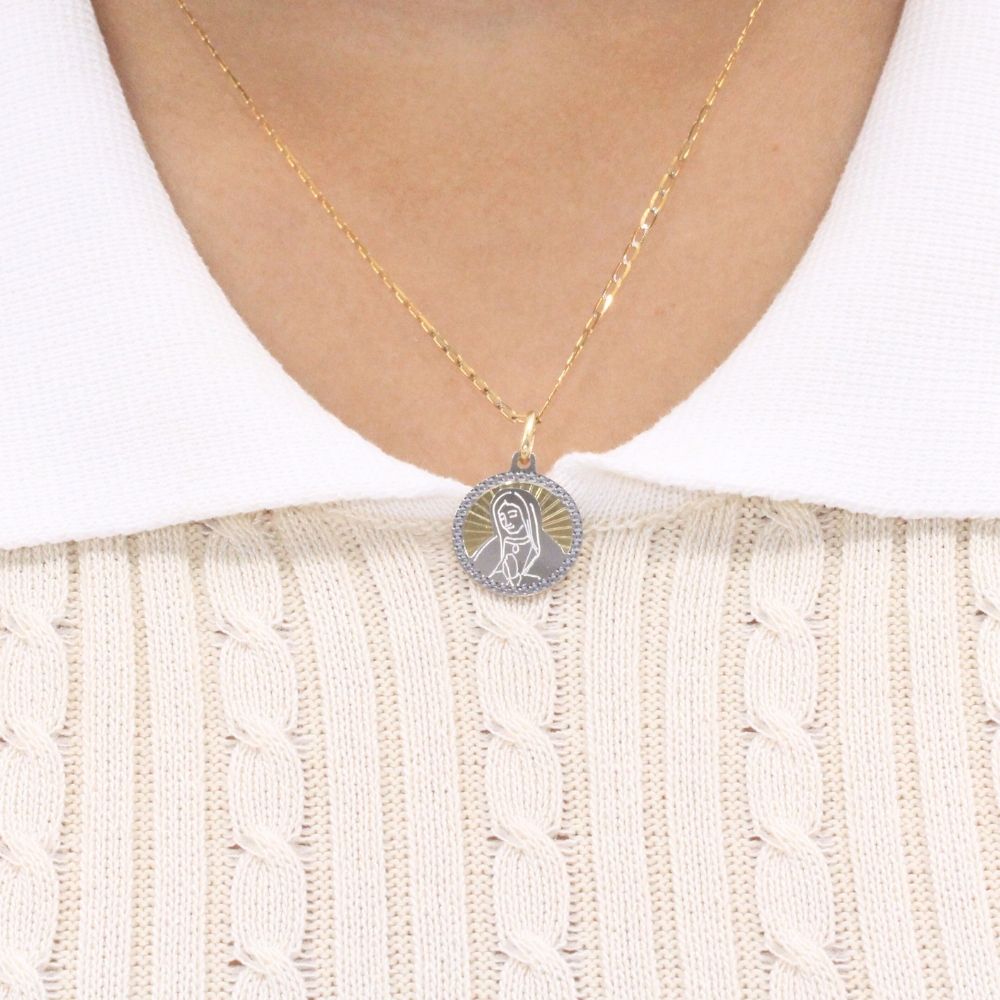 Medalla de Oro 14k Virgen Guadalupe en Grabado Blanco con Bisel de Martillado mod. 8023