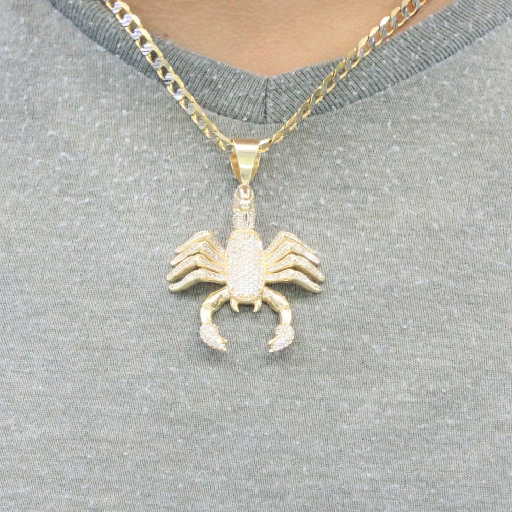 Dije de Oro 14k Diseño de Escorpion Extra con Incrutación de Zirconias mod. 9434