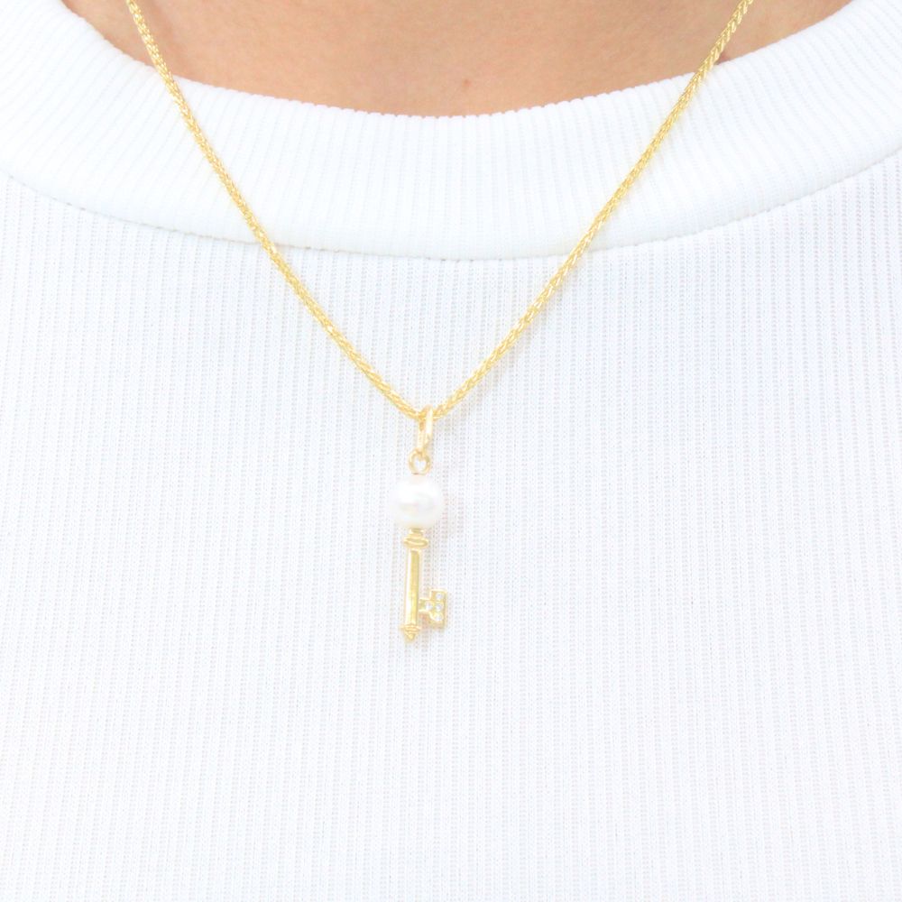 Dije de Oro 14k con Diseño de Llave con Incrustación de Perla mod. 9125