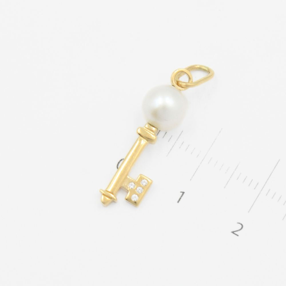 Dije de Oro 14k con Diseño de Llave con Incrustación de Perla mod. 9125