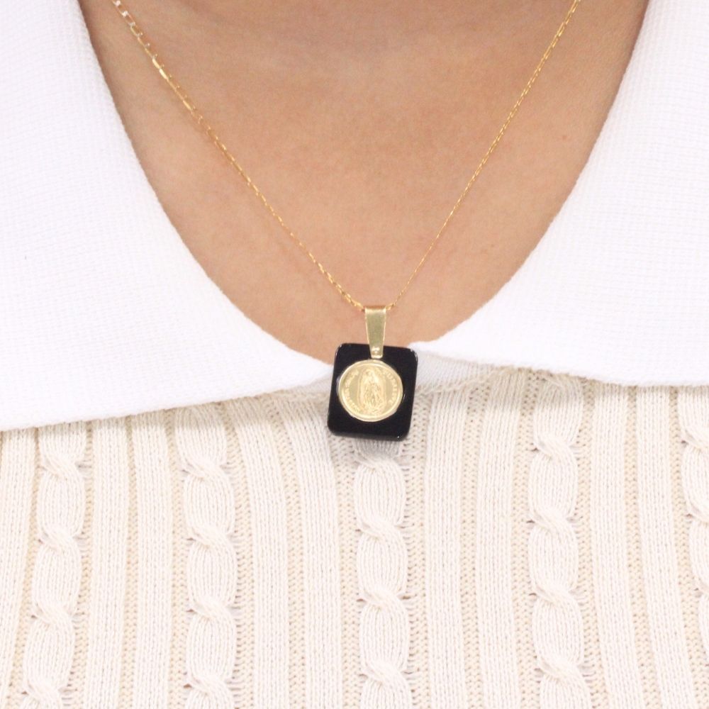 Medalla de Oro 14k Virgen Guadalupe Incrustada en Cuadro de Onix mod. 8025