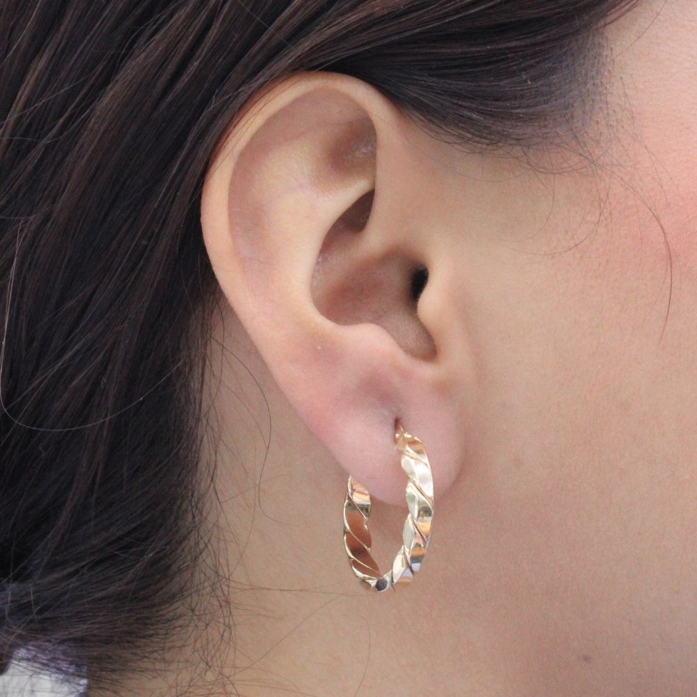 Arracada de Oro 14k Hueco con Diseño Torzal de Estilo Liso Inflado mod. 9621