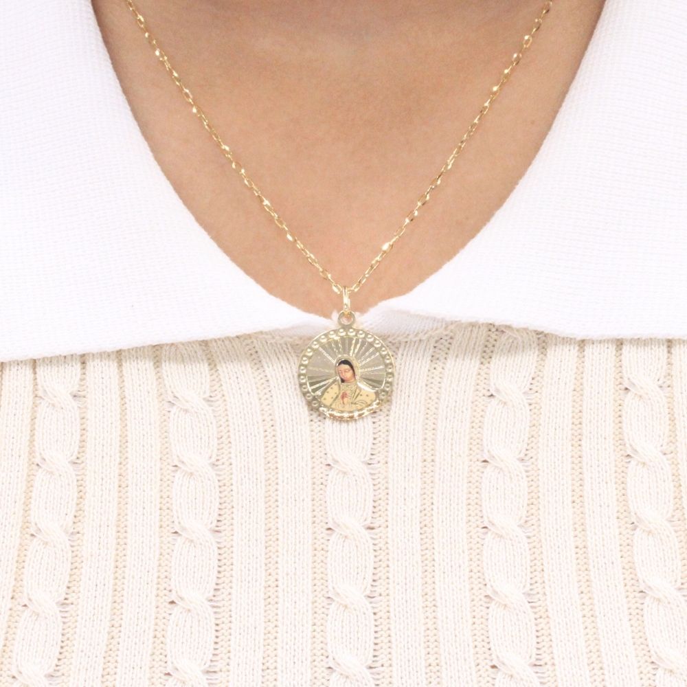 Medalla de Oro 14k Virgen Guadalupe de Esmalte en Fondo de Grabado y Bisel Martillado mod. 8027