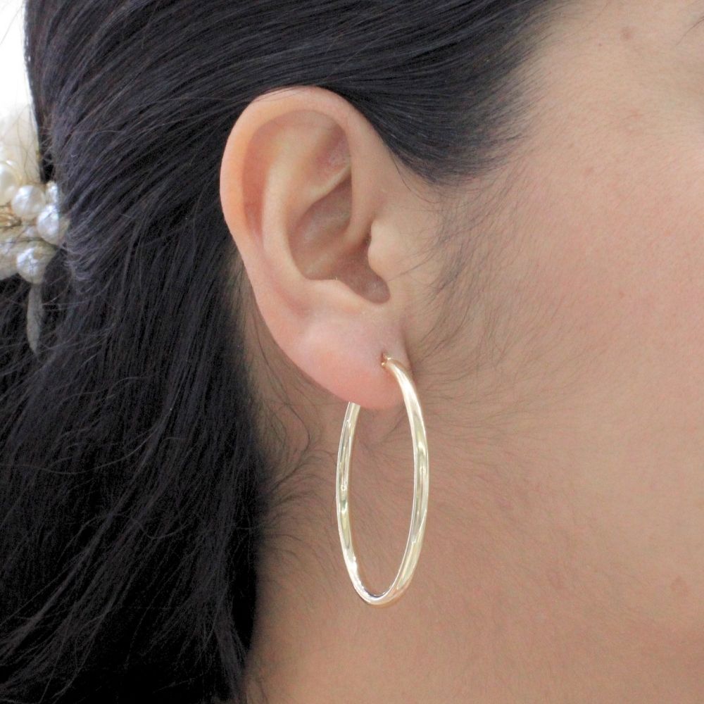 Arracada de Oro 14k Estilo Tubular Hueca de Diseño Oval y Brillante mod. 9781