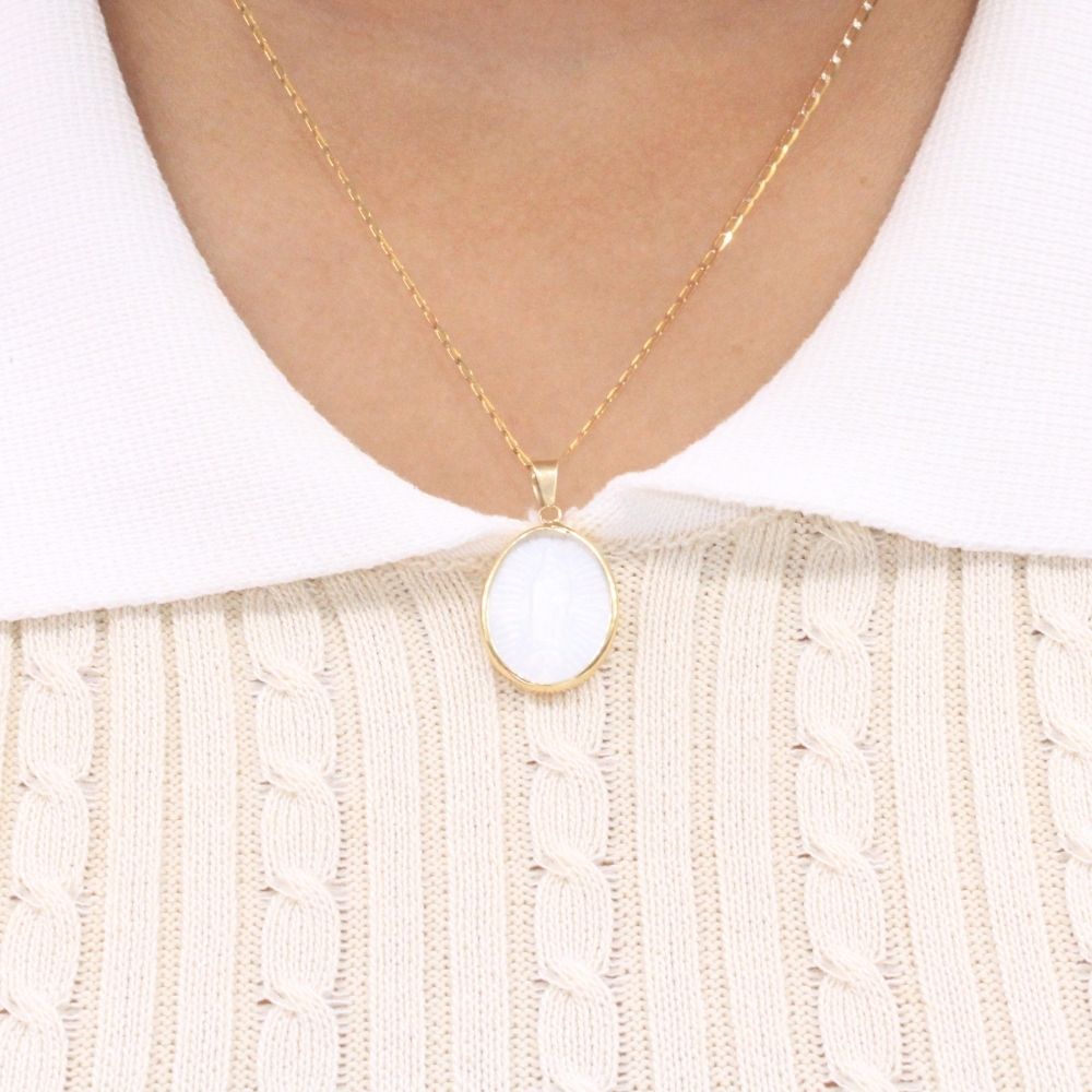 Medalla de Oro 14k Virgen Guadalupe de Madre Perla Sostenida en Bisel Fino mod. 8029