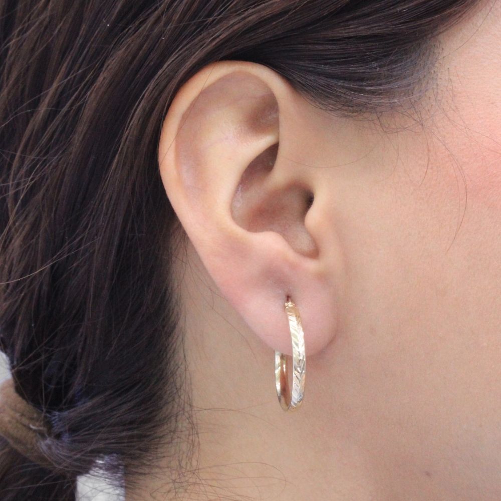 Arracada de Oro 14k Diseño Hueco con Diamantado de Flecha mod. 9623