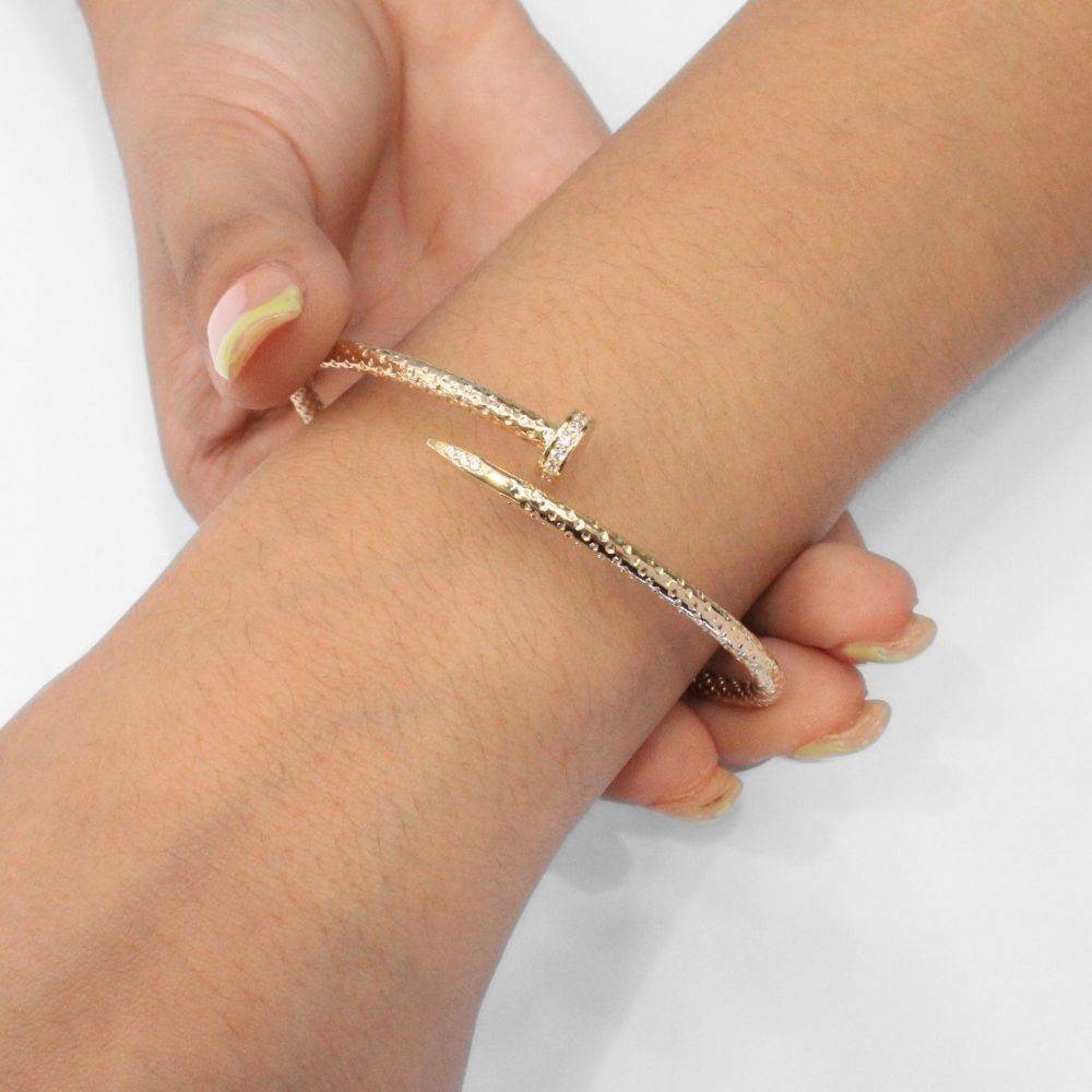 Aro de Oro 14k Diseñado en Forma de Clavo de Diamantado Especial Detallado con Zirconias mod. 9750