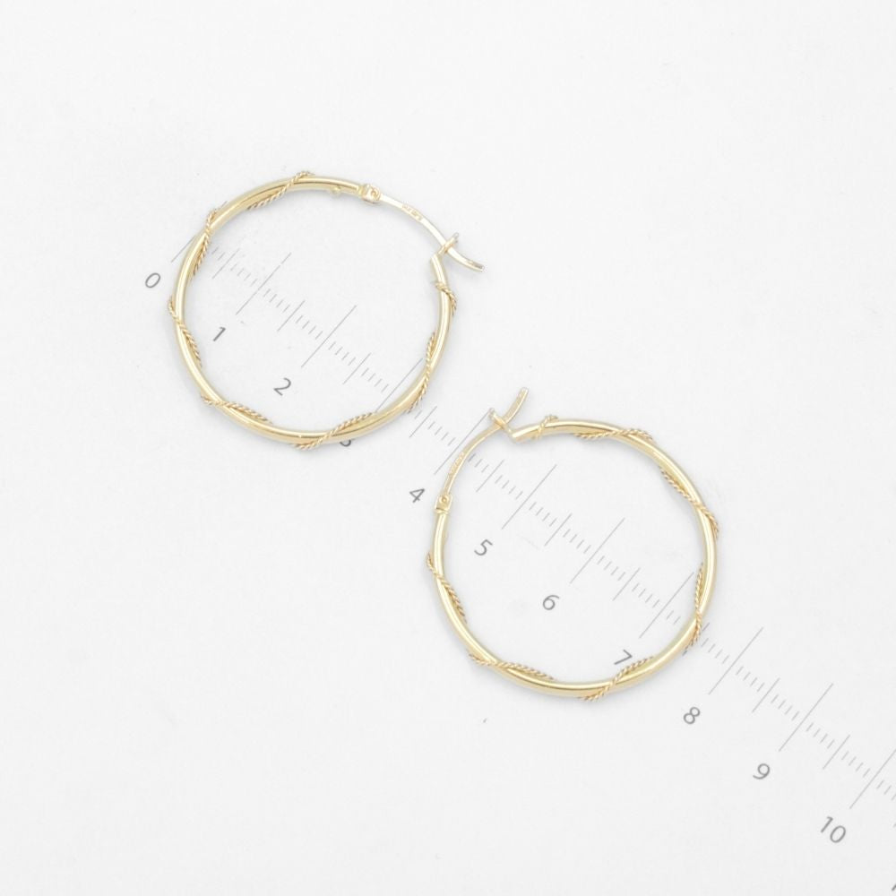 Arracada de Oro 14k Hueca de Diseño Tubular Hueco Detallada con Cuerda Fina mod. 8312