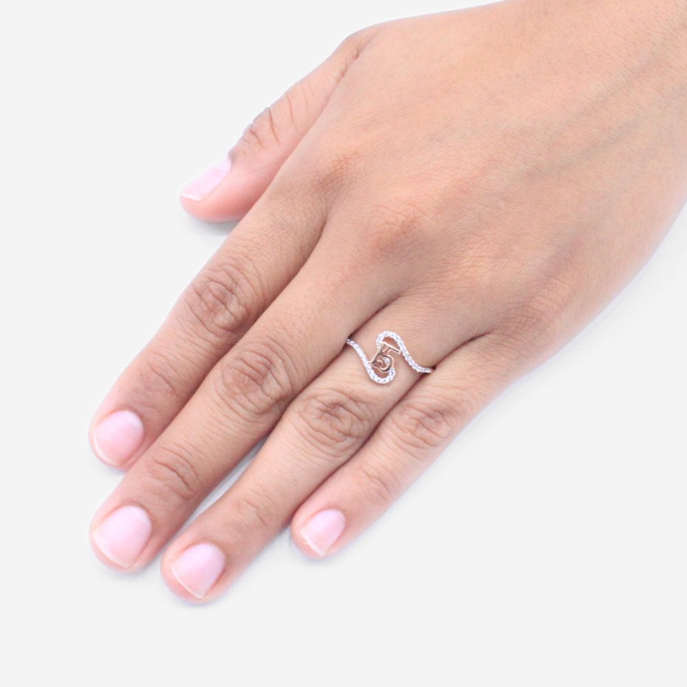 Anillo XV Años de Oro 14k Con Diseño Cruzado Incrustdo de Zirconias mod. 9549