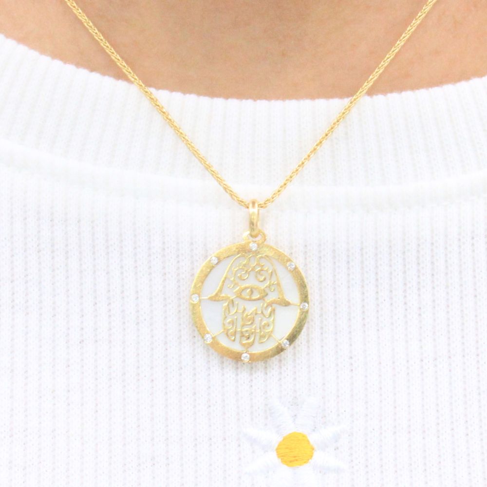 Dije de Oro 14k Mano de Fátima en Incrustación de Madre Perla mod. 9243
