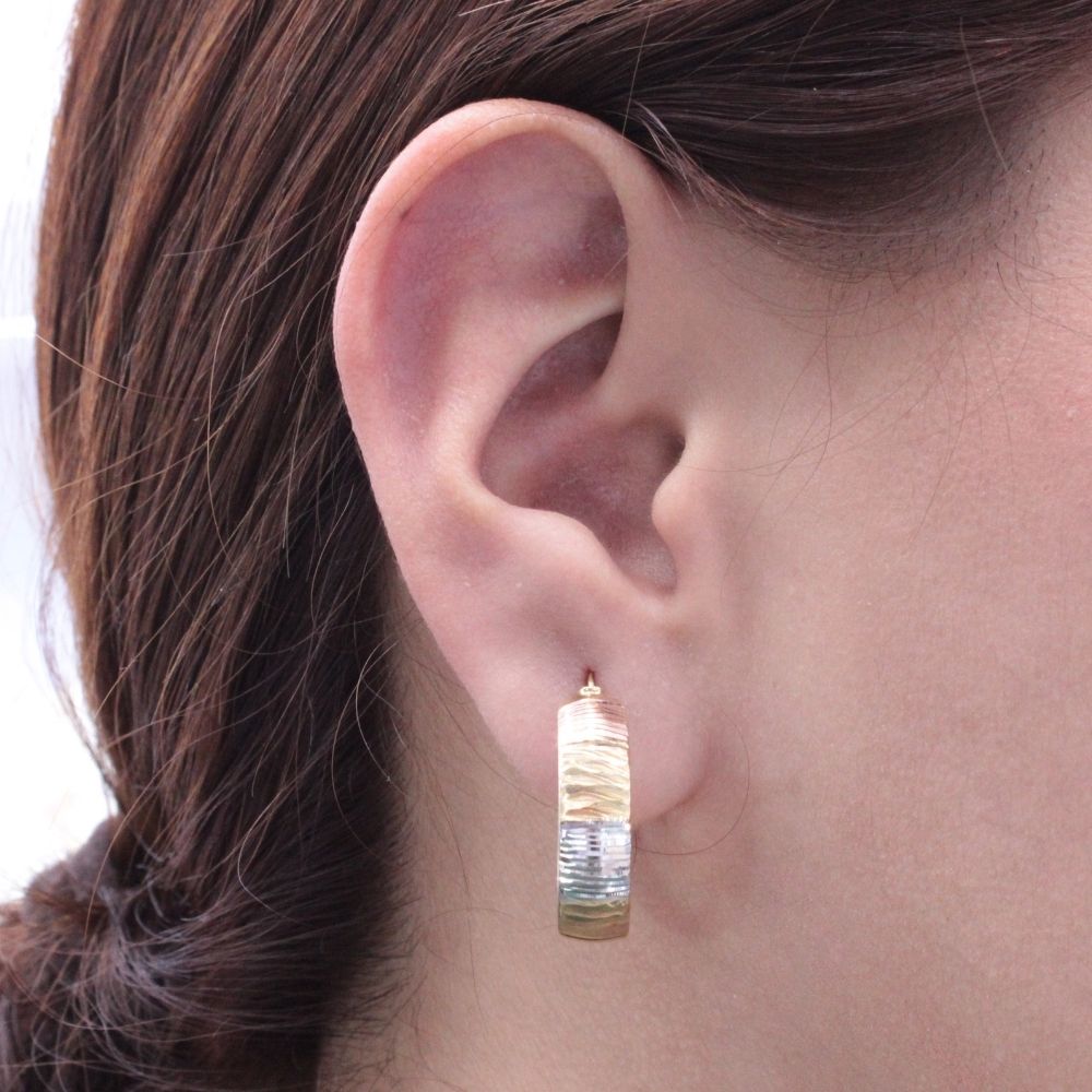 Arracada de Oro 14k Acanalada Hueca con Diseño Diamantado Fino mod. 8761