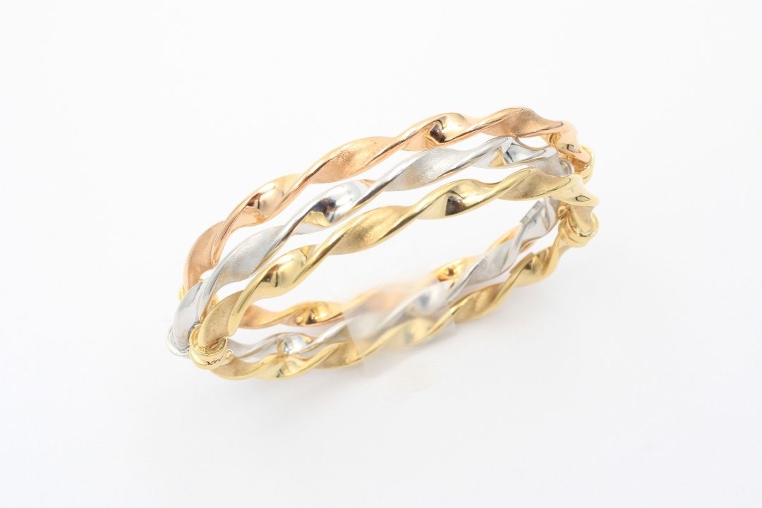 Fin de Semana de Oro 14k de Diseño Hueco con Tonos Mate mod. 2872