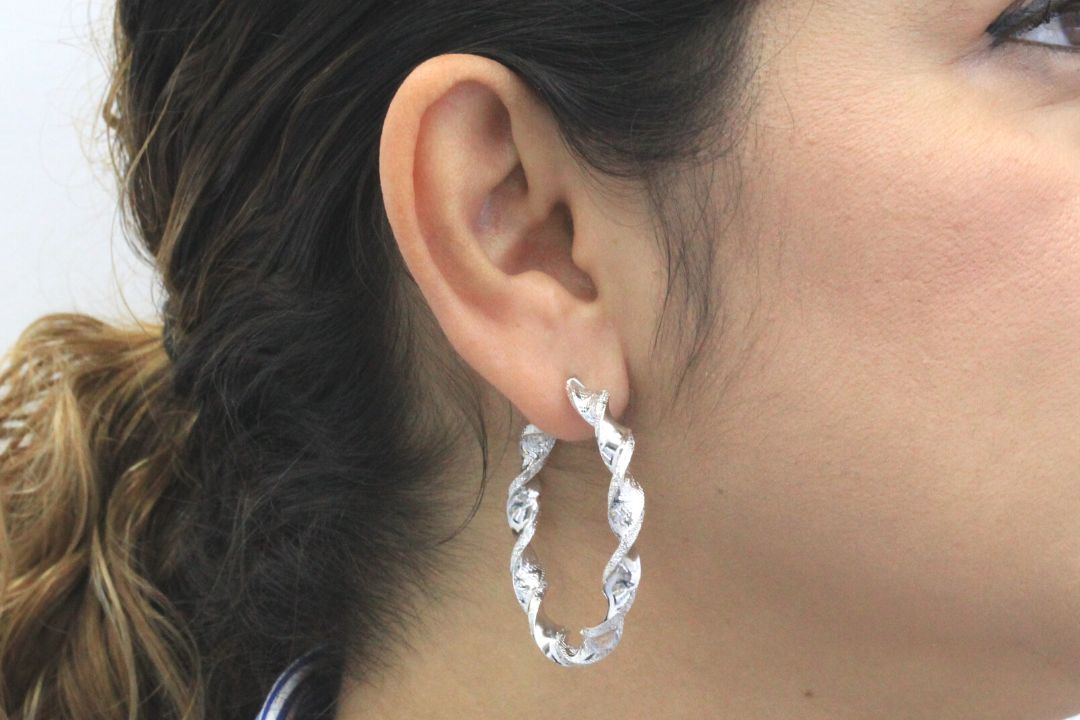 Arracada de Oro 14k Torzal Fina y Hueca de Oro Blanco mod. 4689