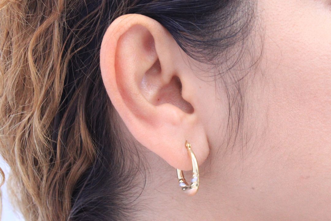 Arracada de Oro 14k con Diseño Hueco en Oro Florentino Detallado con Líneas Acanaladas mod. 3704