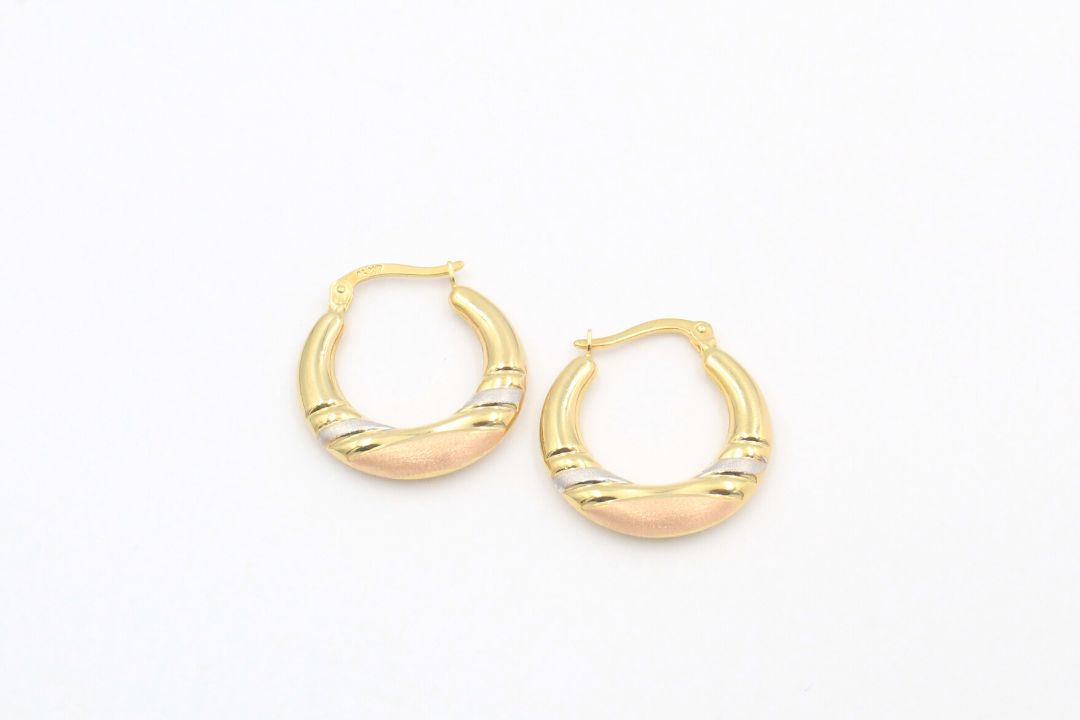 Arracada de Oro 14k con Diseño Hueco en Oro Florentino Detallado con Líneas Acanaladas mod. 3704