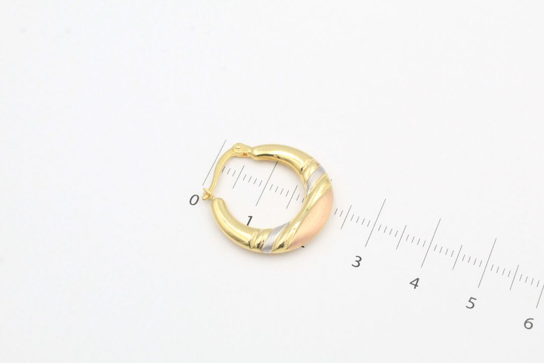 Arracada de Oro 14k con Diseño Hueco en Oro Florentino Detallado con Líneas Acanaladas mod. 3704