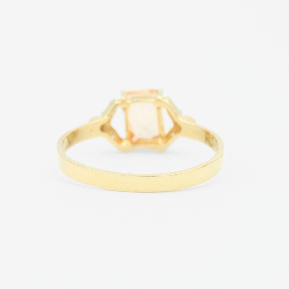 Anillo de Oro 14k con Diseño de V Incrustado de Zirconia en Color Naranja mod. 9214