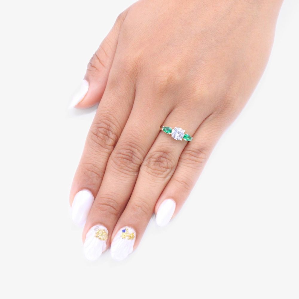 Anillo de Oro 14k de Diseño Circula con Incrustación de Zirconias en Forma de Gota de Color Verde mod. 9313