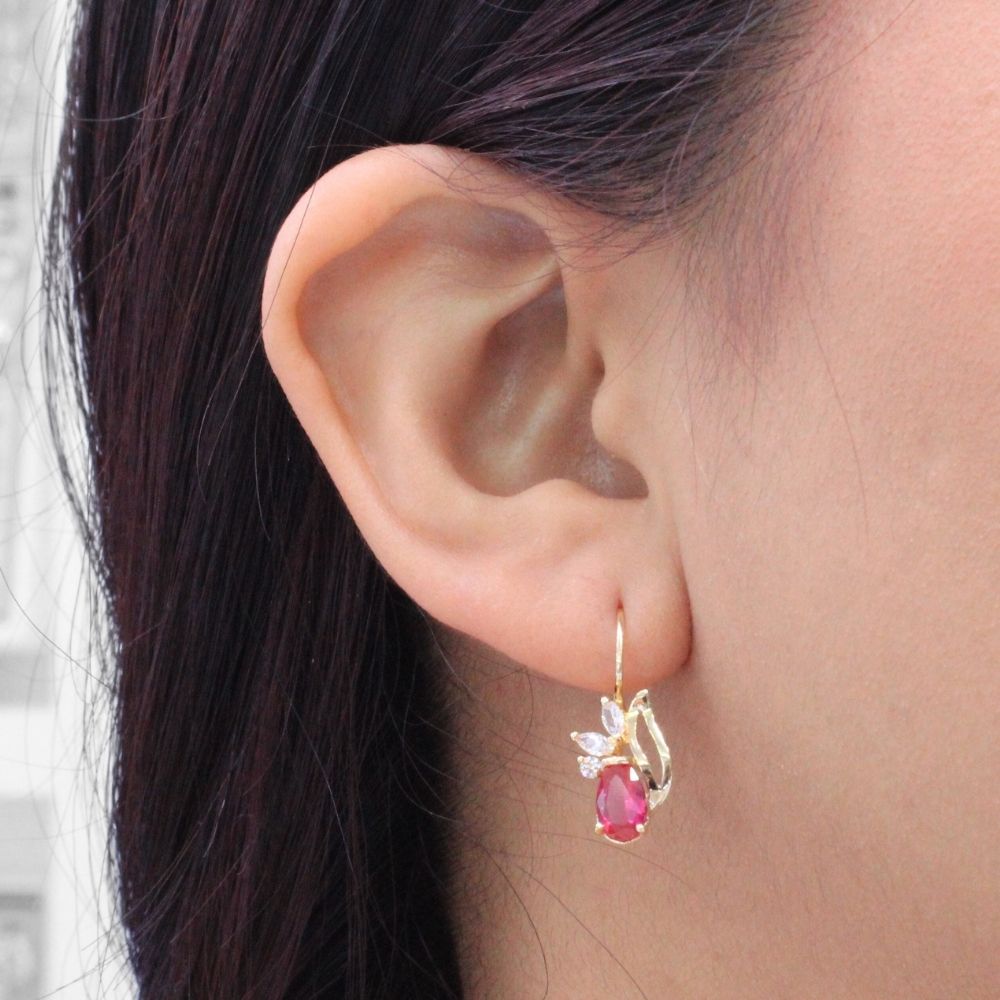 Arete con Broche Arillo de Oro 14k Diseño Elegante con Calado Especial y Zirconia Color Rojo Rubí mod. 9769