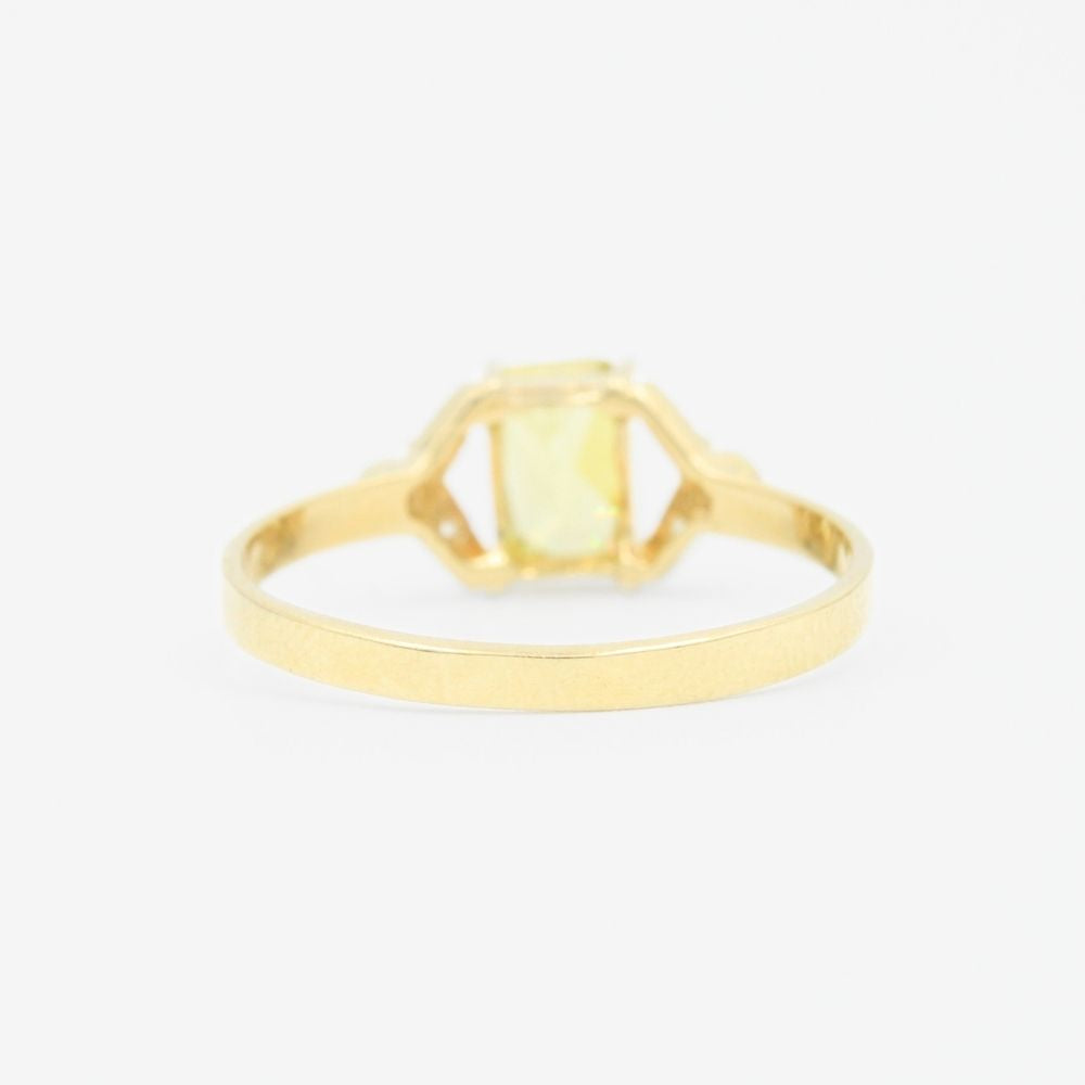 Anillo de Oro 14k con Diseño de V Incrustado de Zirconia en Color Verde Lima mod. 9215