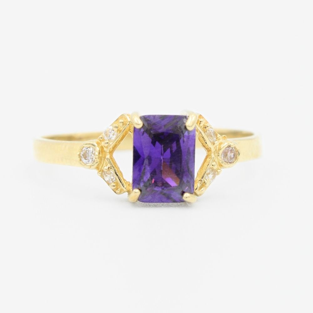 Anillo de Oro 14k con Diseño de V Incrustado de Zirconia en Color Morado mod. 9216