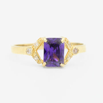 Anillo de Oro 14k con Diseño de V Incrustado de Zirconia en Color Morado mod. 9216