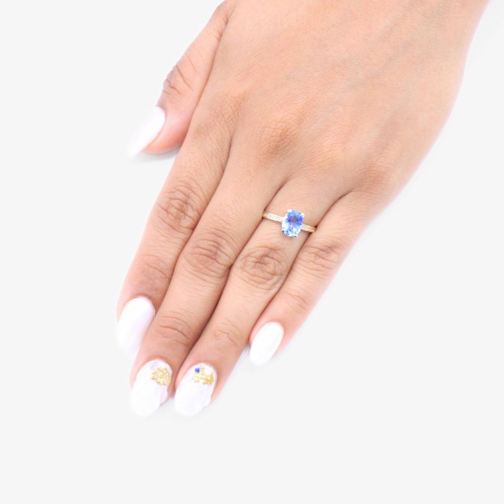 Anillo de Oro 14k de Diseño Oval con Zirconias en los Laterales mod. 9314