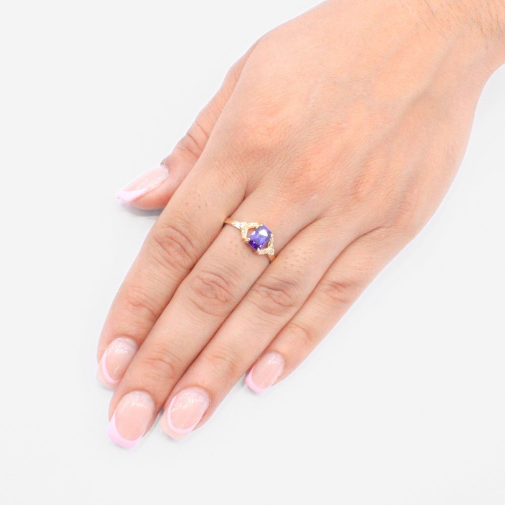 Anillo de Oro 14k con Diseño de V Incrustado de Zirconia en Color Morado mod. 9216