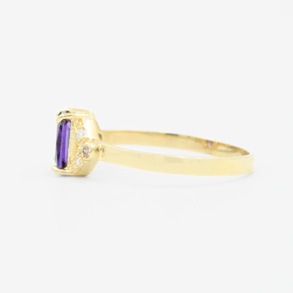 Anillo de Oro 14k con Diseño de V Incrustado de Zirconia en Color Morado mod. 9216