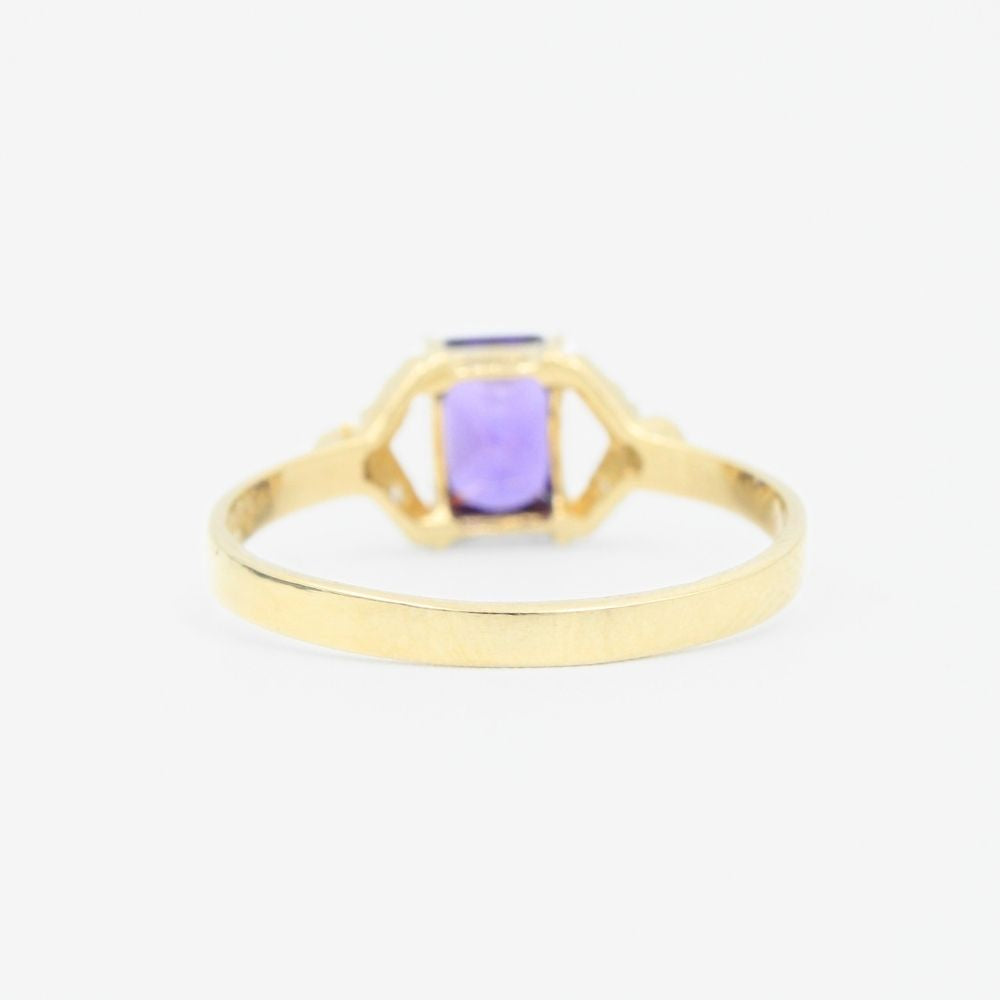 Anillo de Oro 14k con Diseño de V Incrustado de Zirconia en Color Morado mod. 9216