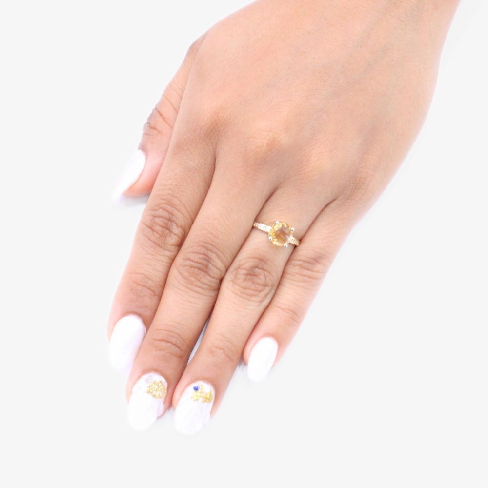Anillo de Oro 14k de Diseño Circular en Color Ambar con Zirconias en los Laterales mod. 9315