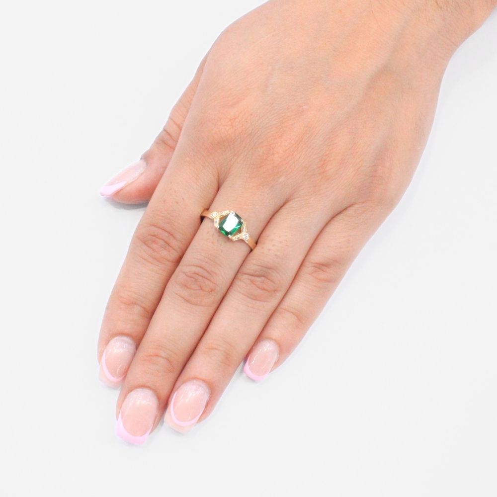 Anillo de Oro 14k con Diseño de V Incrustado de Zirconia en Color Verde Esmeralda mod. 9218