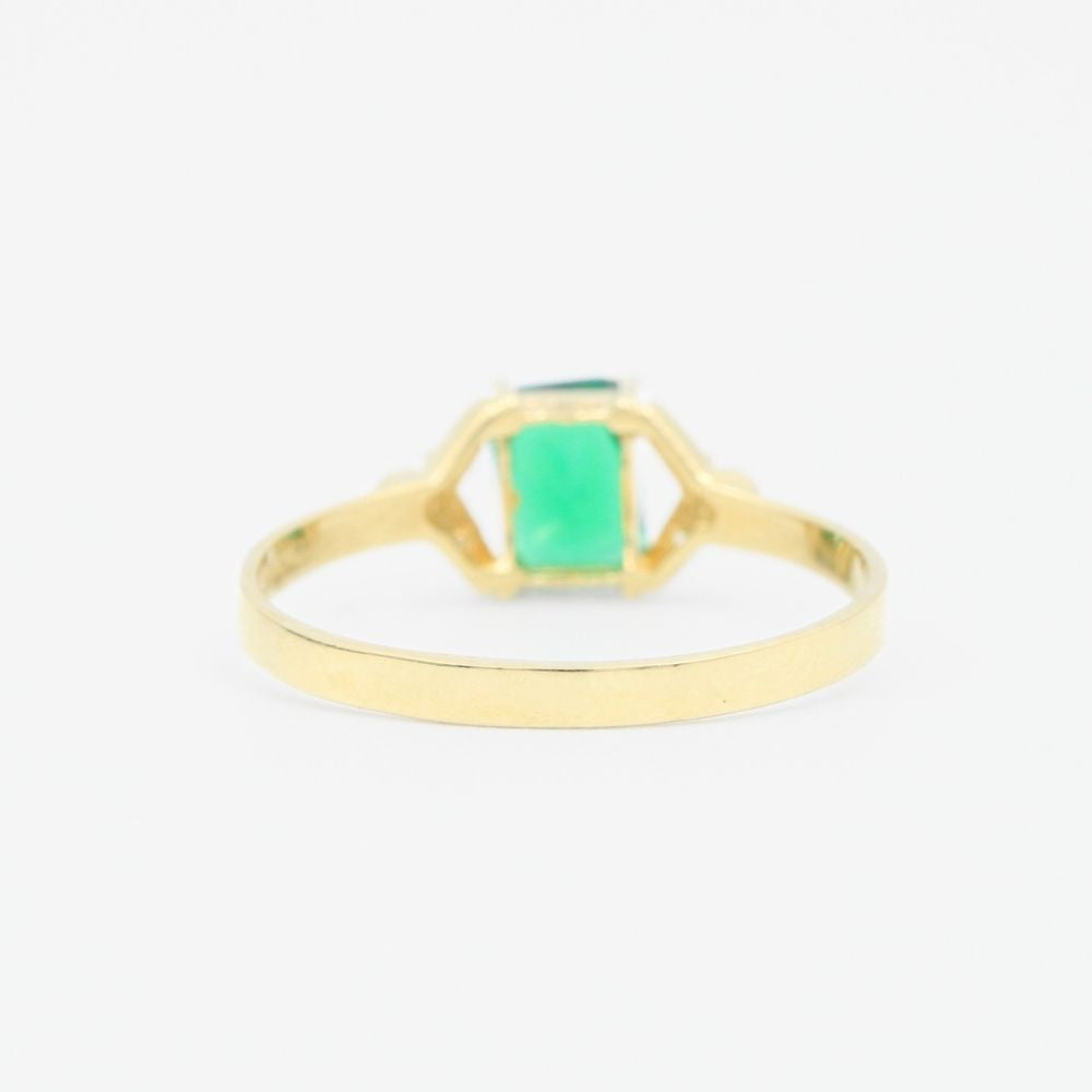 Anillo de Oro 14k con Diseño de V Incrustado de Zirconia en Color Verde Esmeralda mod. 9218
