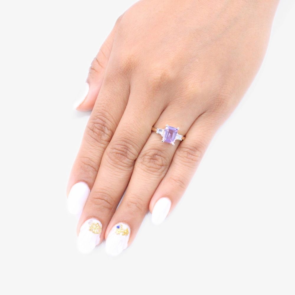 Anillo de Oro 14k de Diseño Rectangular en Color Lila con Zirconias en los Laterales mod. 9316