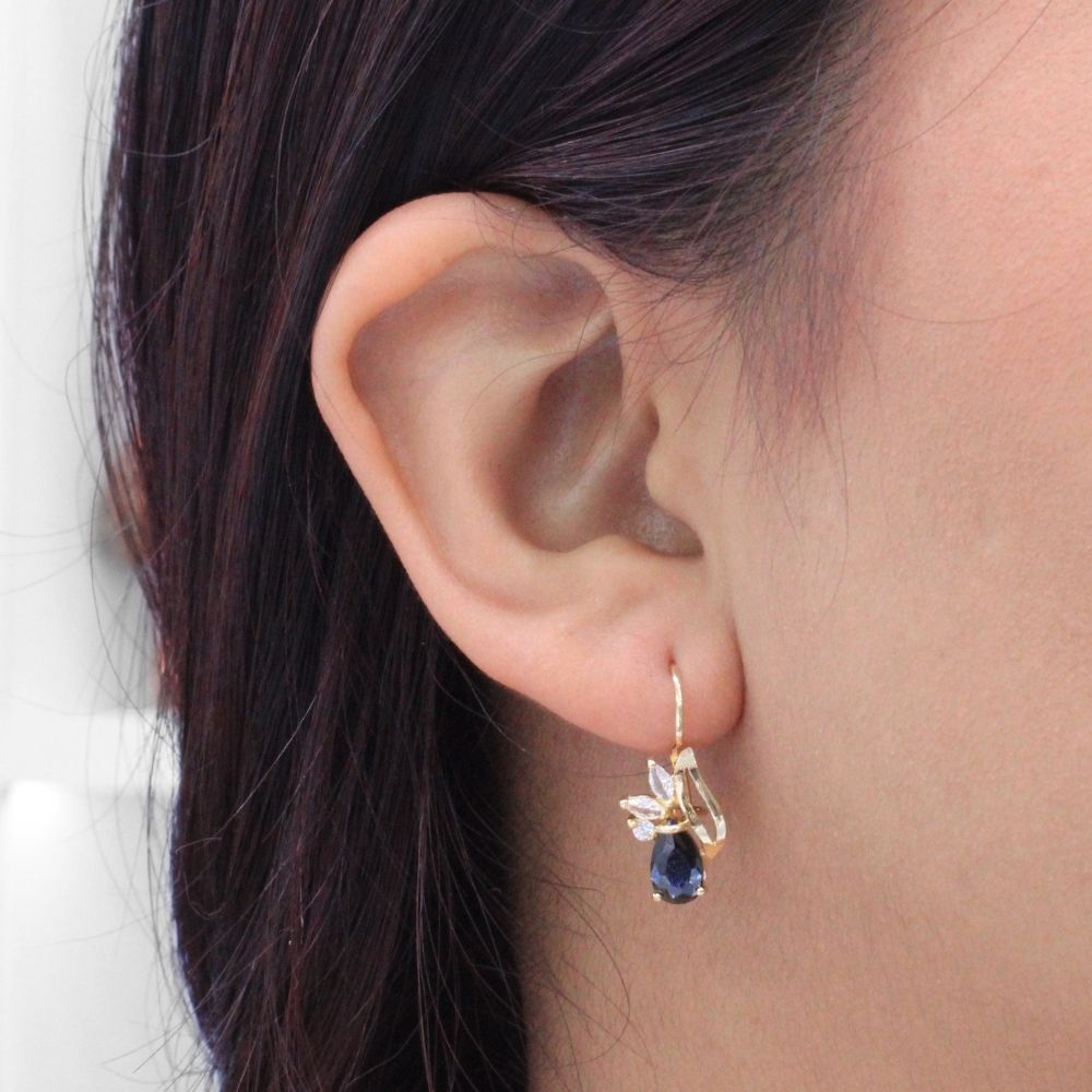 Arete con Broche Arillo de Oro 14k Diseño Elegante con Calado Especial y Zirconia Color Negro Profundo mod. 9769