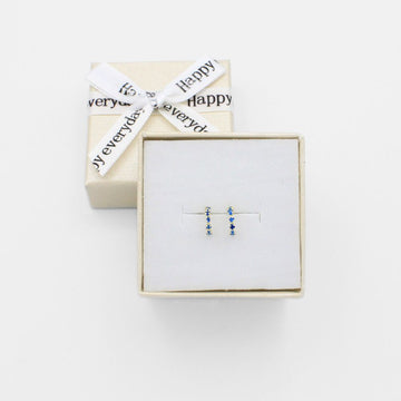 Broquel 10k Semi Circulo con Incrustación de Zirconias en Color Azul Rey Mod. 9840