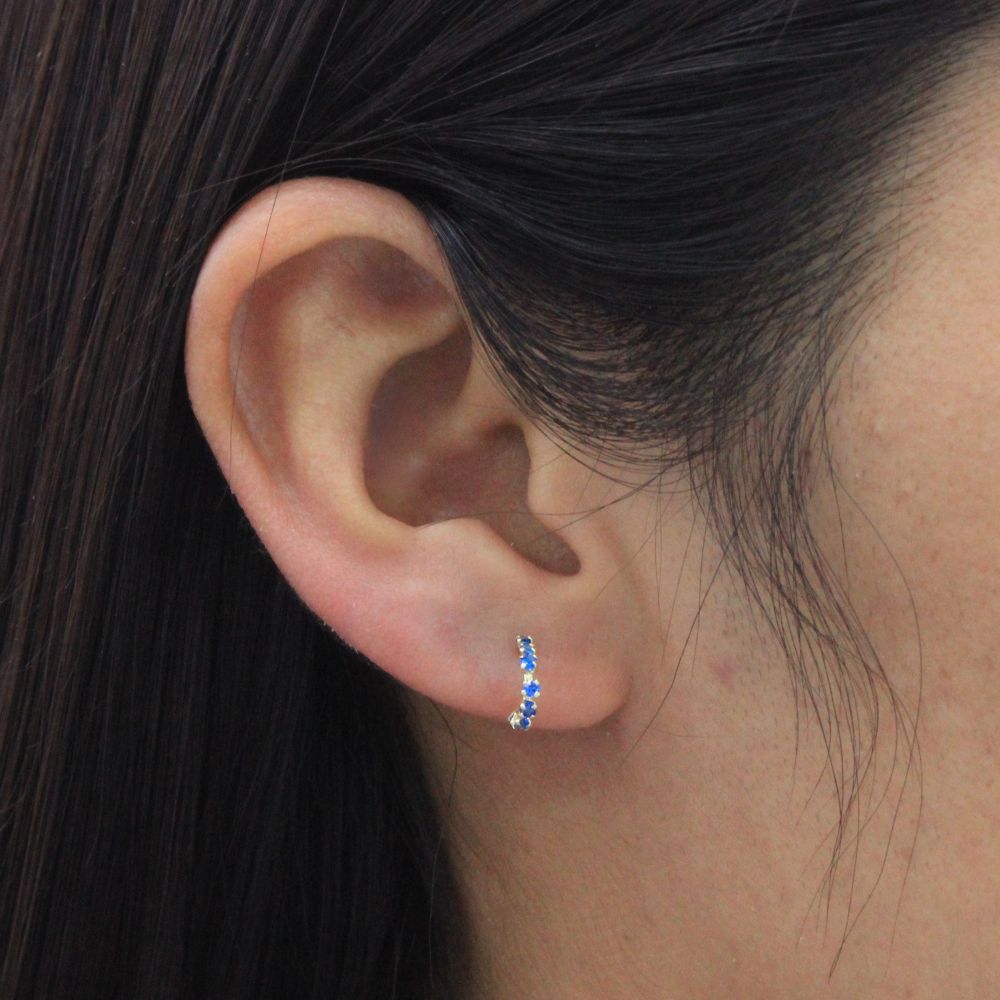 Broquel 10k Semi Circulo con Incrustación de Zirconias en Color Azul Rey Mod. 9840