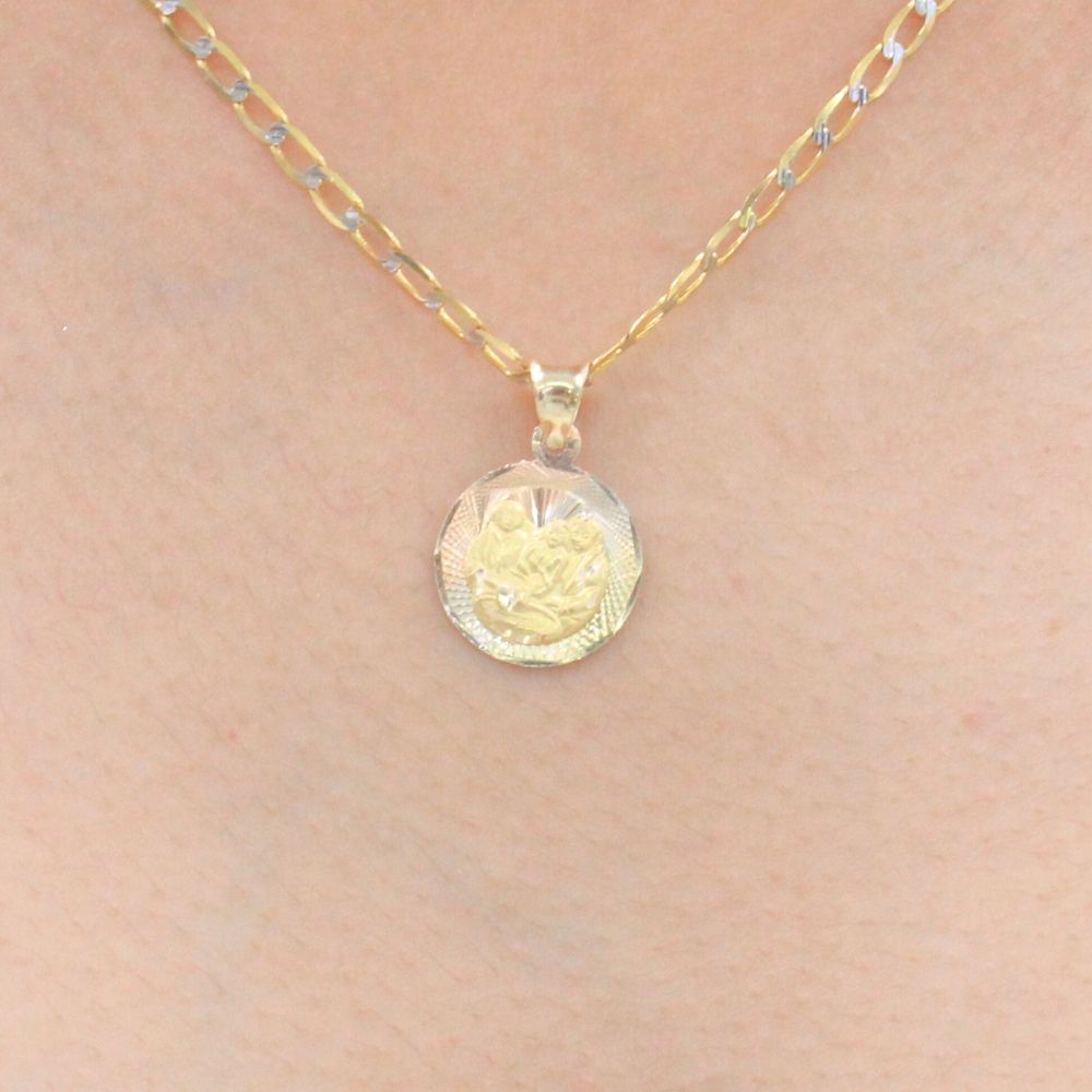 Medalla de Oro 14k para Bautizo con diseño de la Sagrada Familia en Relieve mod. 9891