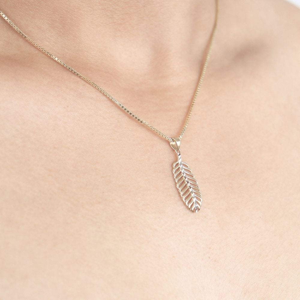 Dije de Oro 14K de Pluma de Ave con Diamantado Blanco mod. 6892