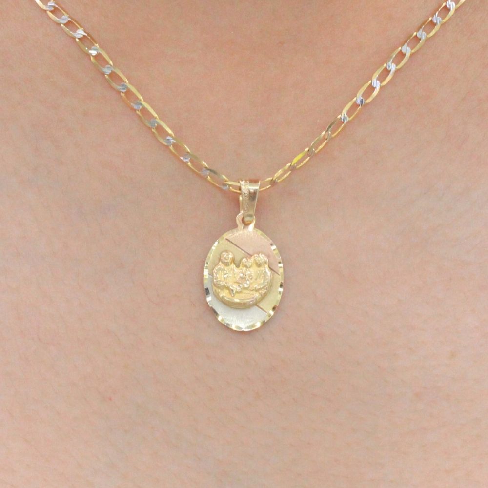 Medalla de Oro 14k para Bautizo con Imagen de la Sagrada Familia en Forma Oval mod. 9895