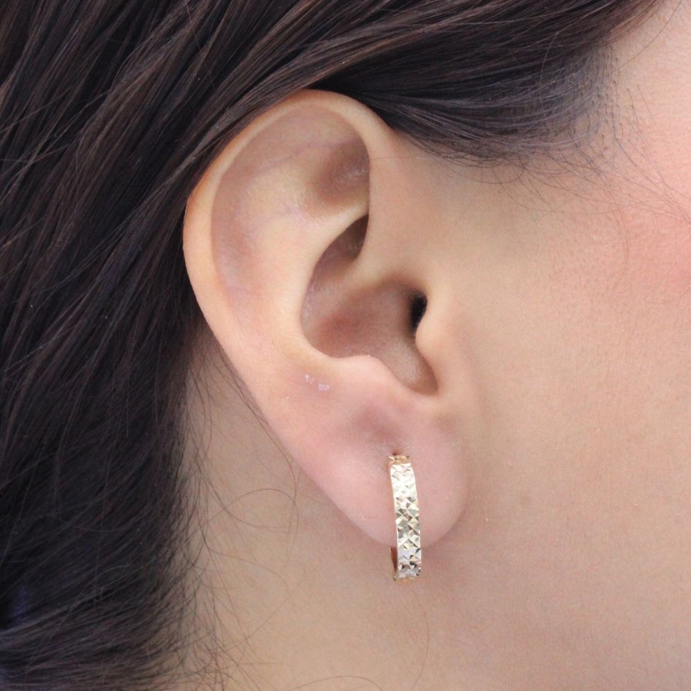 Grapa de Oro 14k Diseño Delgado Hueco con Diamantado Fino mod. 9614