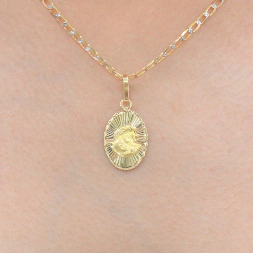 Medalla de Oro 14k para Bautizo con Figura de Bebé en Relieve y Borde Oval mod. 9897