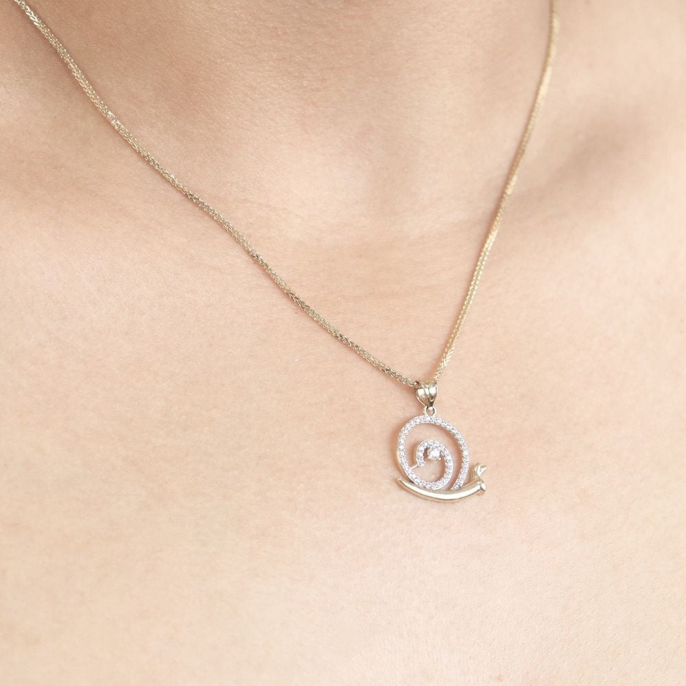 Dije de Oro 14k Caracol con Incrustación de Zirconias mod. 4048
